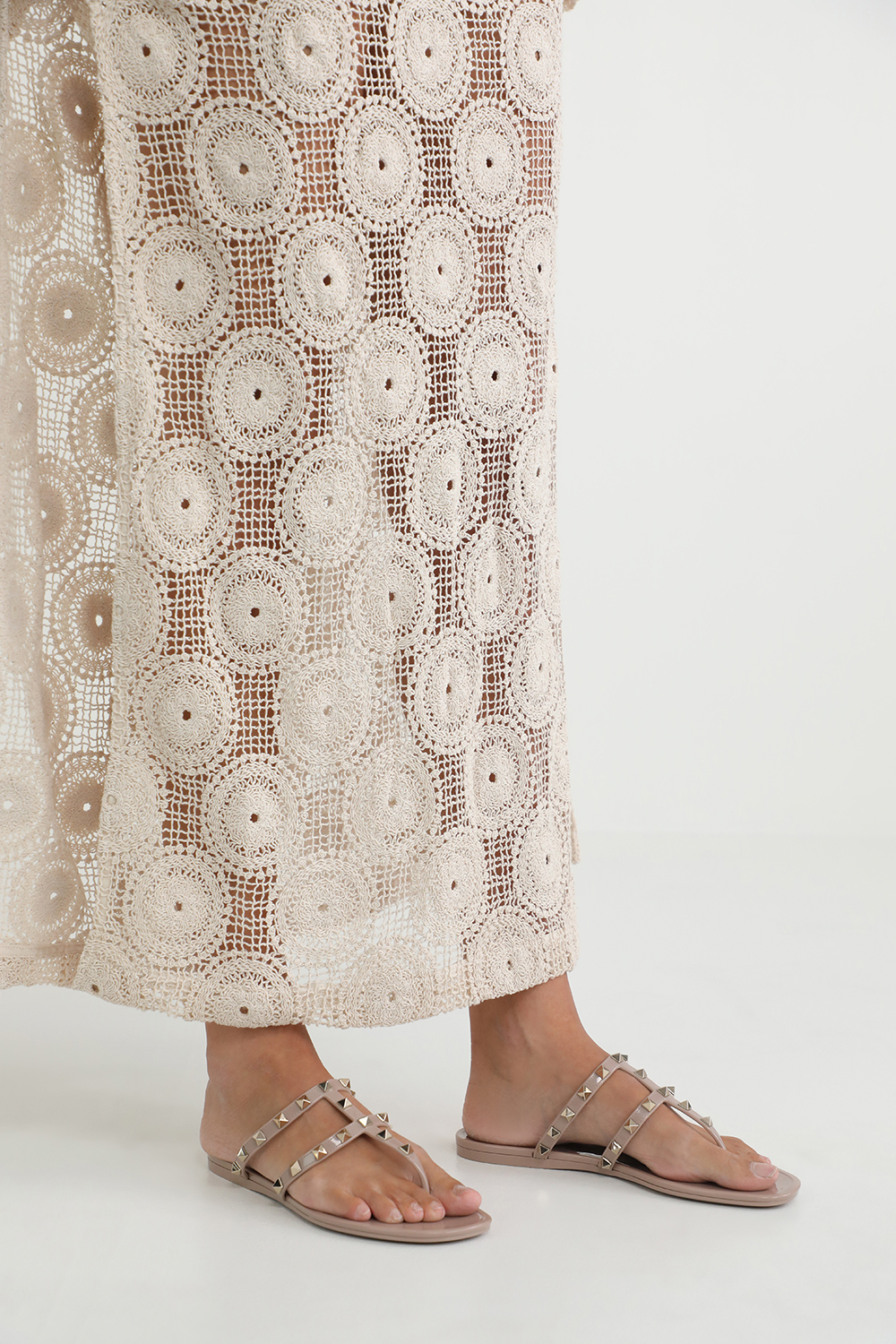 תמונת כל הלוק של כפכפי אצבע